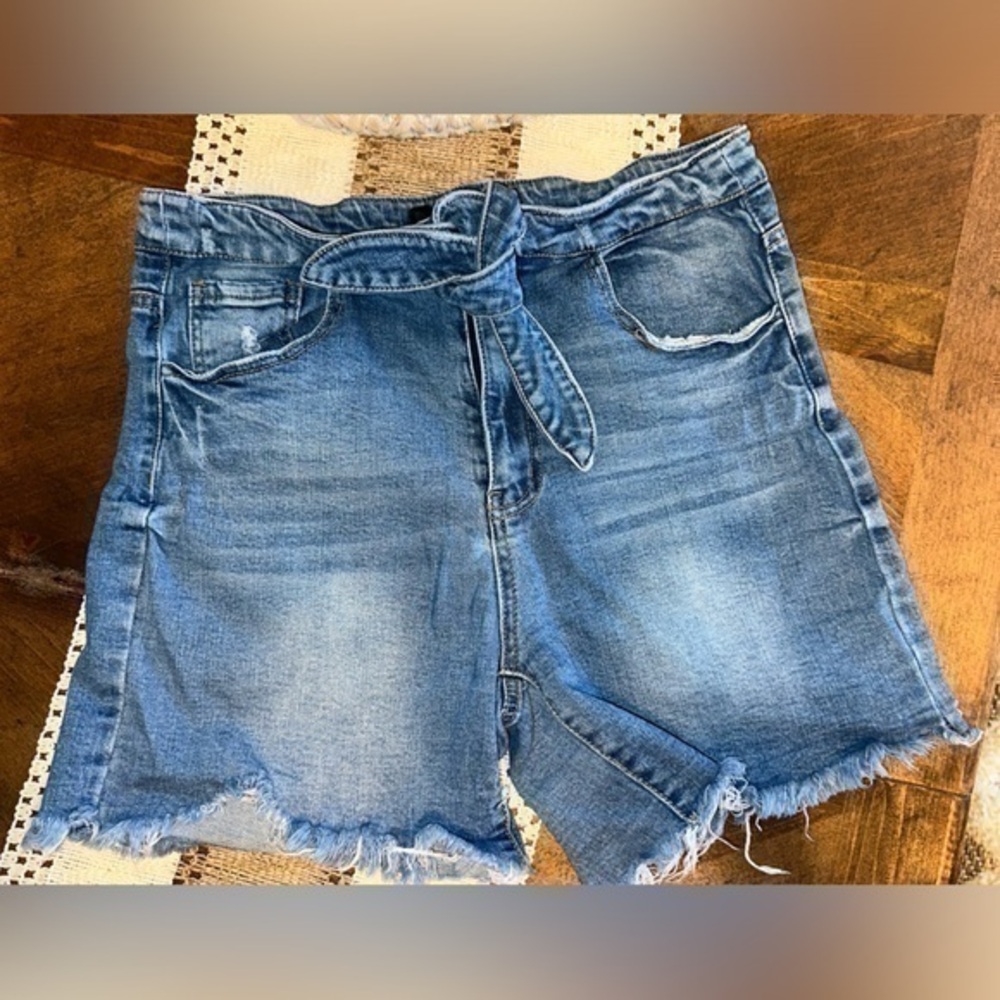 UGC Black Label by C'est Toi
Size L Paperbag Distressed Denim Stretch Shorts